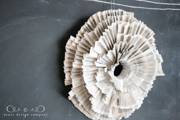 learn-how-to-make-a-pleated-paper-wreath
