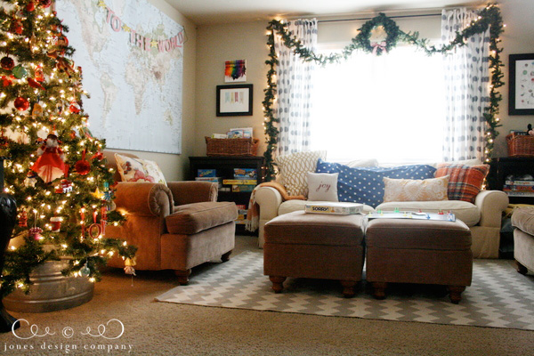 playroom-decorated-for-christmas